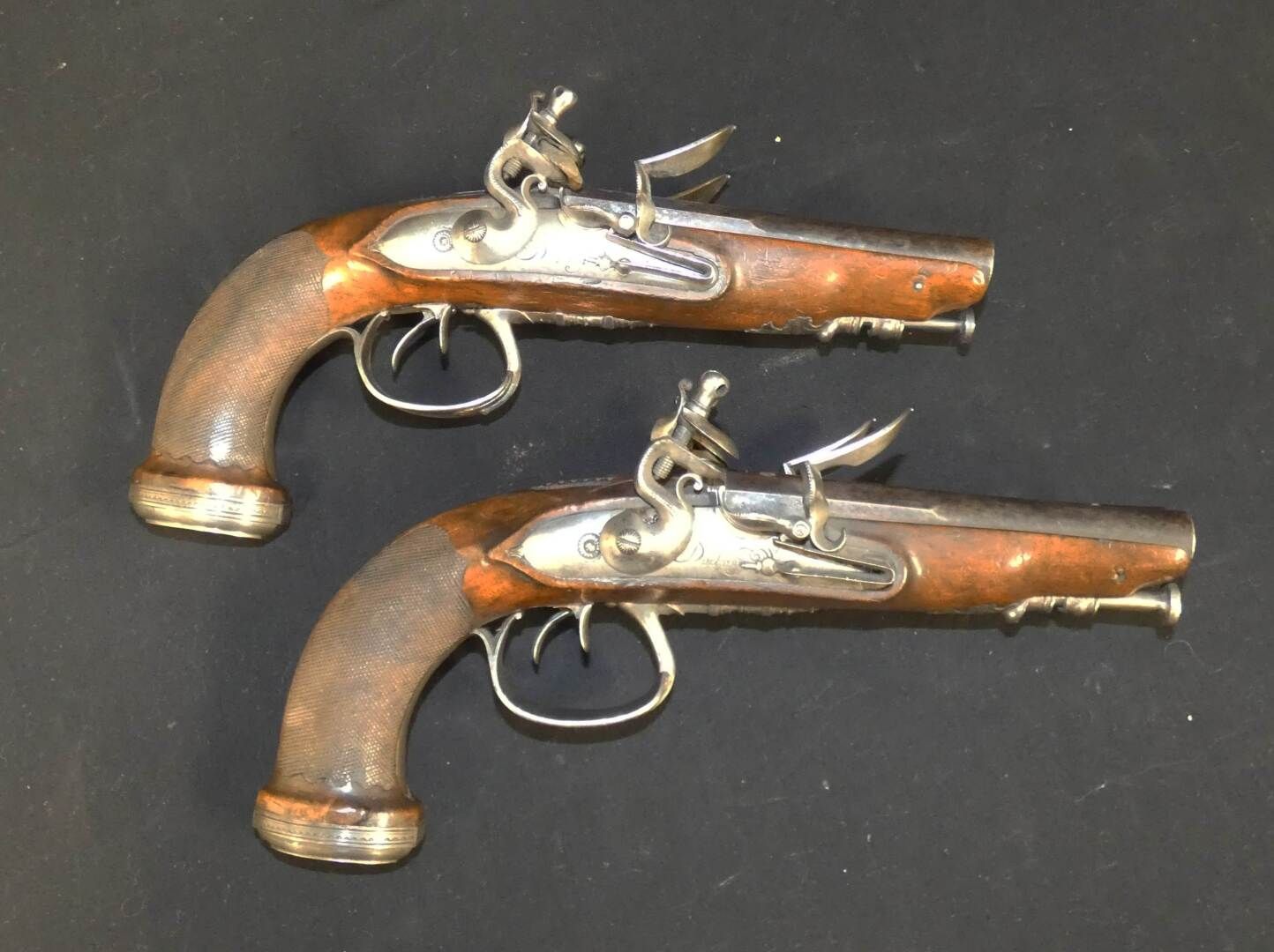 Null 一对签名为 "DUCHAMP "的燧发枪，两根枪管放在桌子上，属于Vénerie或军官的。并排的13.8厘米的枪管，14毫米的口径，原始的鞣制，每个枪&hellip;