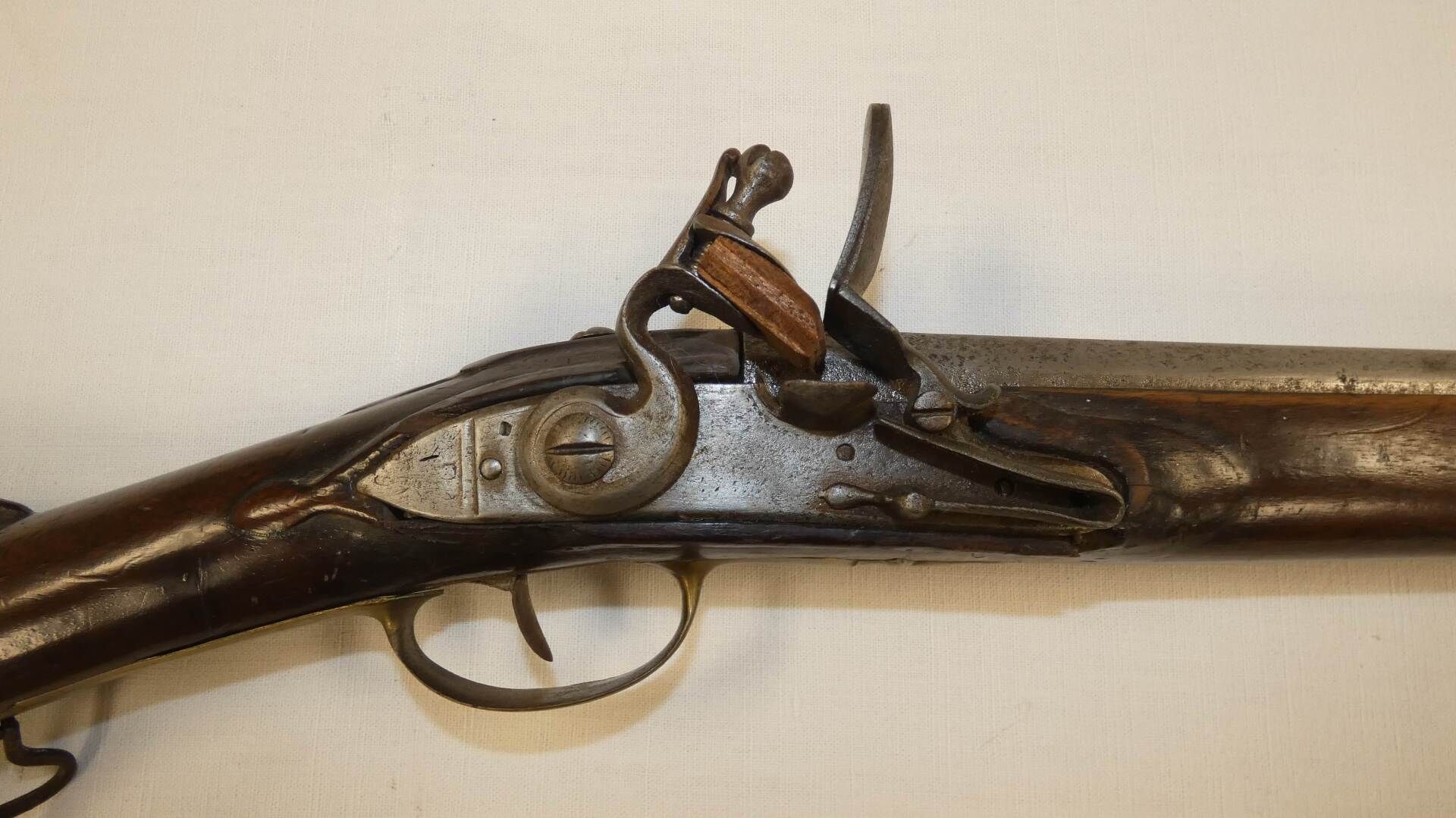 Null 1733年前类型的骑兵燧发枪。枪管两侧为雷同的圆形，配有前视镜，尺寸约为16毫米，刻有 "N°124"，枪管下有刺刀的榫头。扁平的枪身锁有标记（游戏）&hellip;