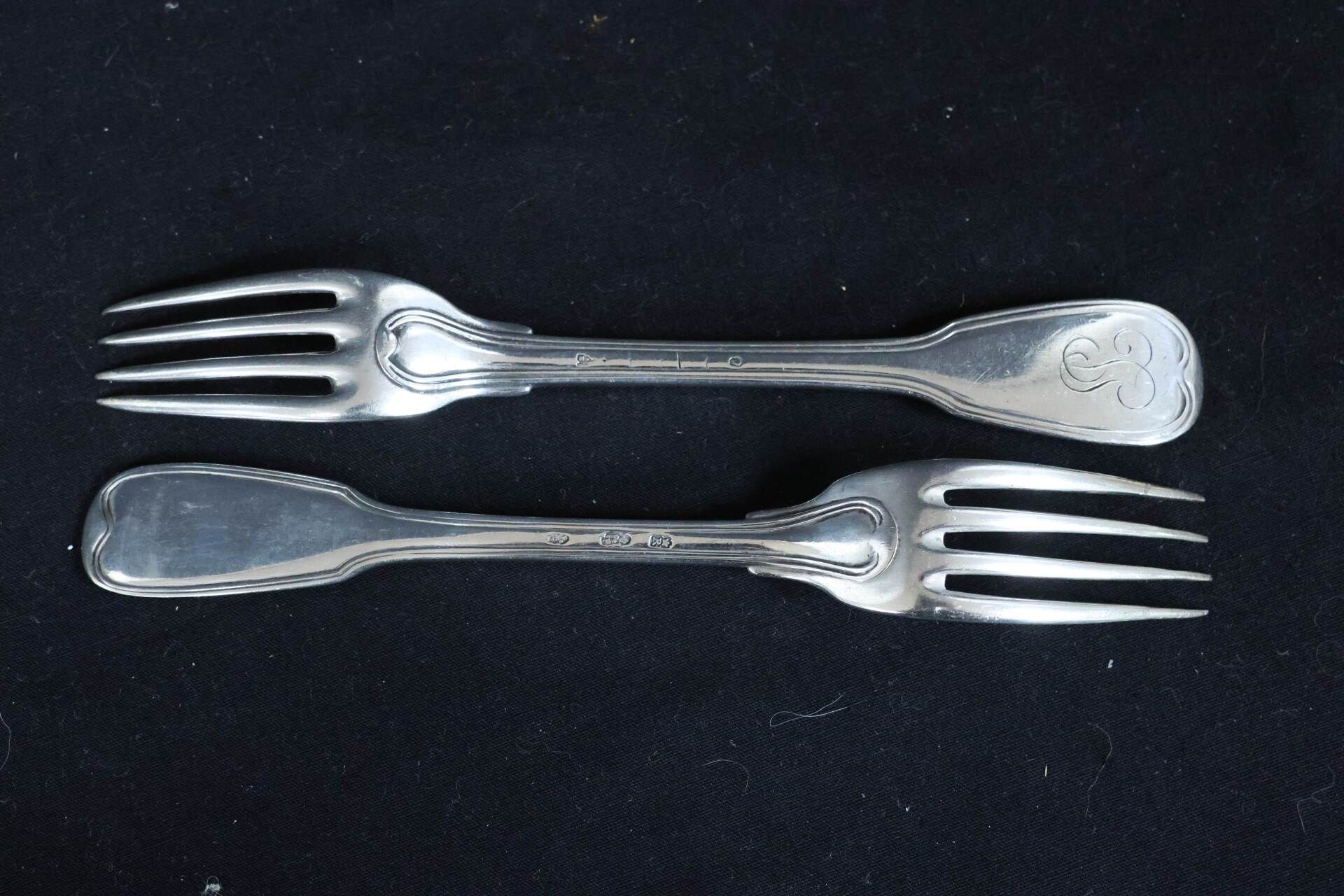 Null Two forks in sterling silver, filet pattern. 18th century hallmarks. Weight&hellip;