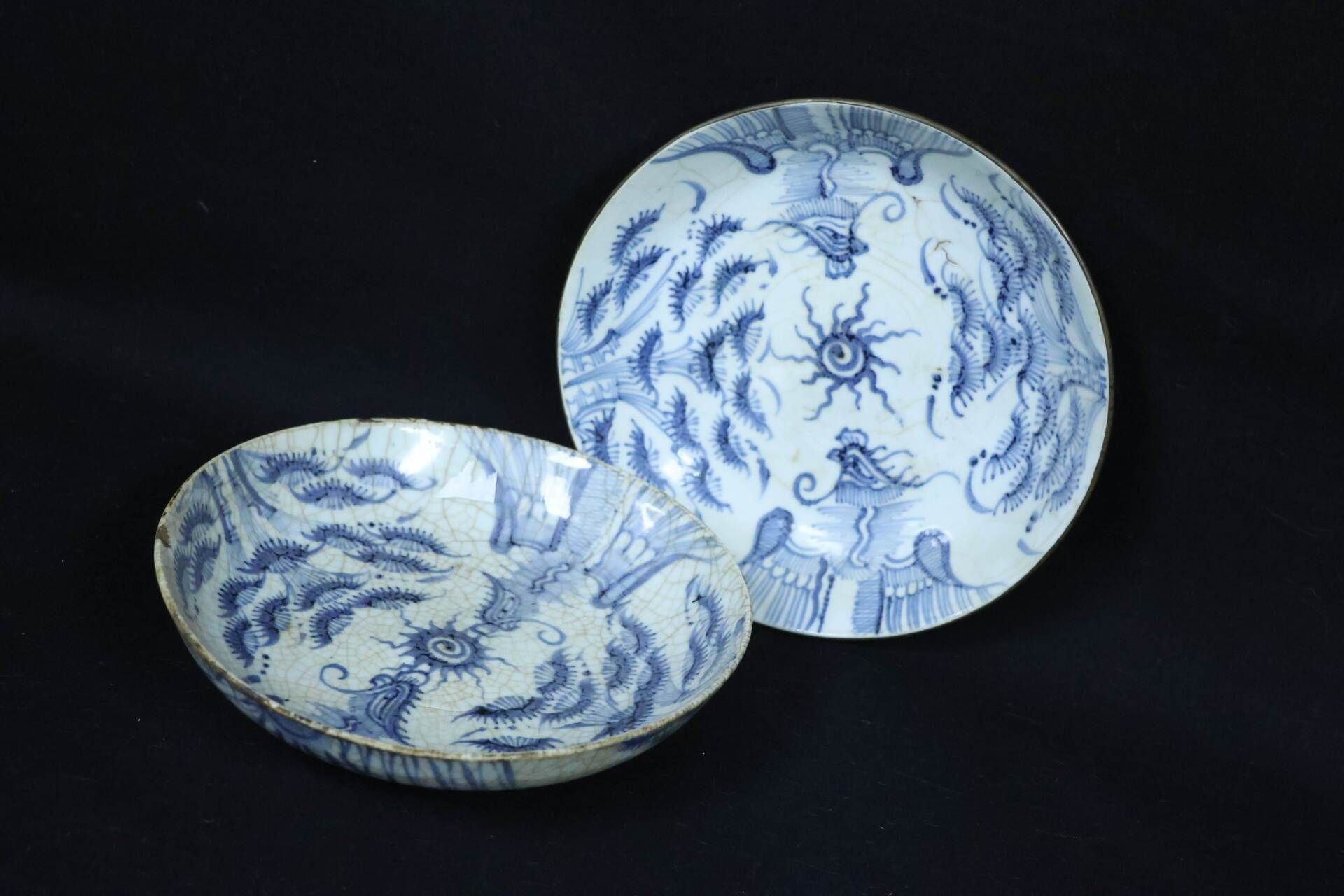 Null Pair of cracked porcelain plates decorated with stylized landscapes in blue&hellip;