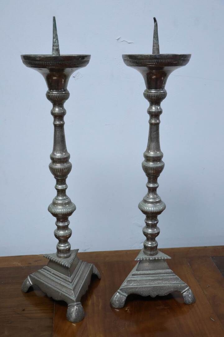 Null Paire de pique cierge en bronze argenté à décor de godrons. Style Louis XIV&hellip;