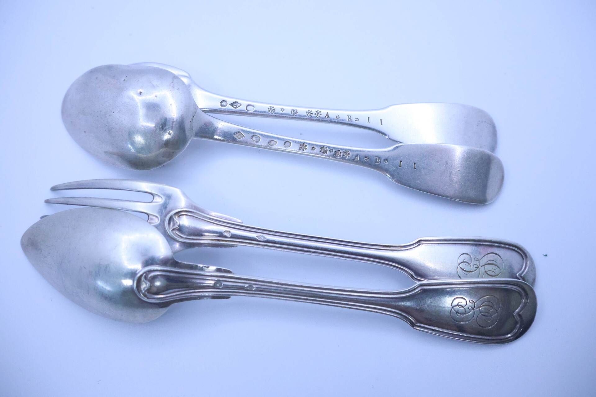 Null Two pieces of solid silver flatware, one filet pattern, the other plain, Vi&hellip;