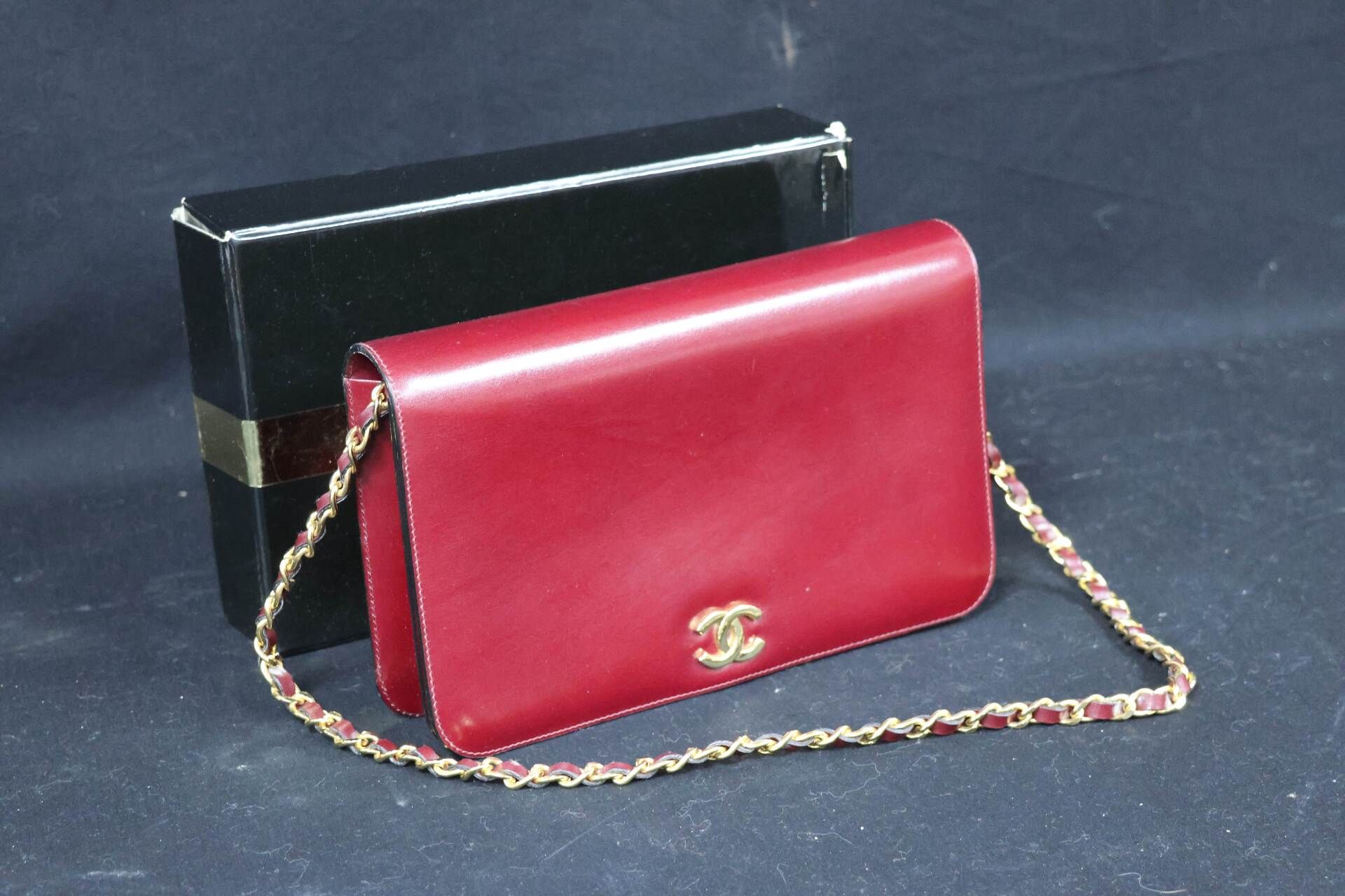 Null CHANEL. Shoulder bag in red leather and gold metal. With box. 14.5 x 23.5 x&hellip;