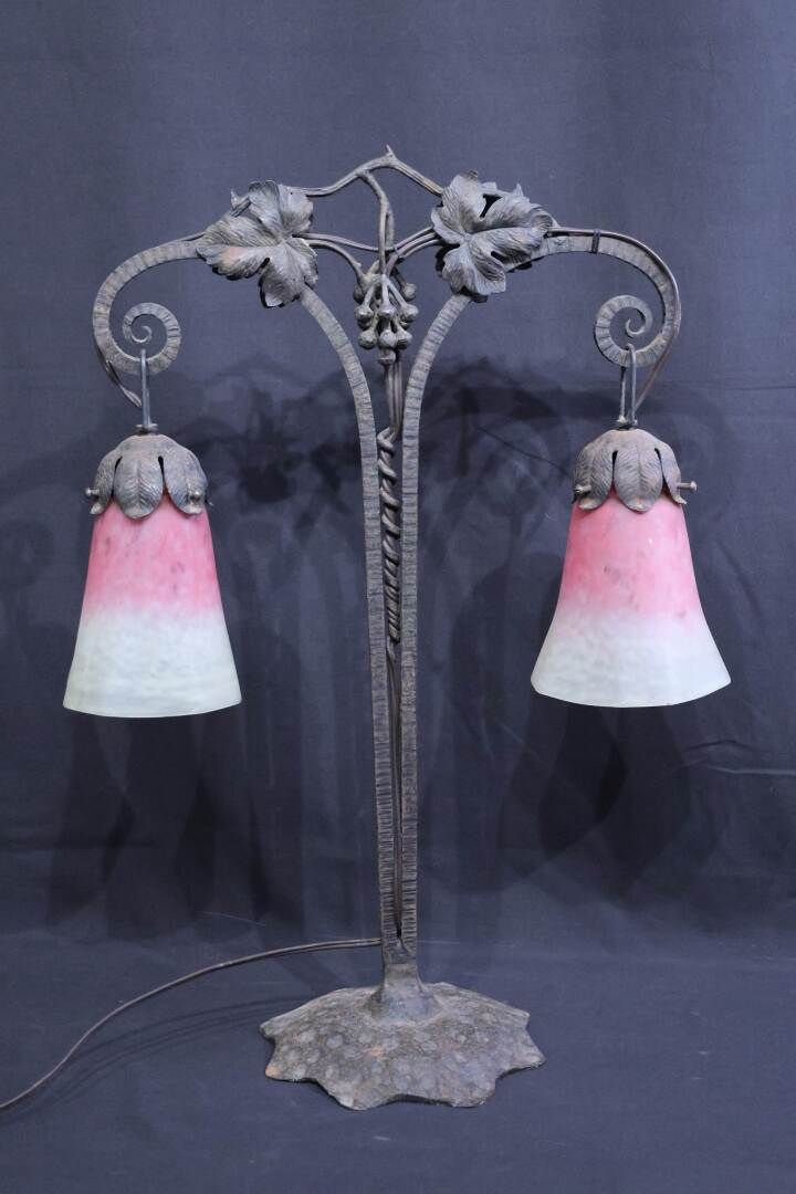 Null Dans le gout de Edgar BRANDT (1880-1960) Lampe à poser en fer forgé à décor&hellip;