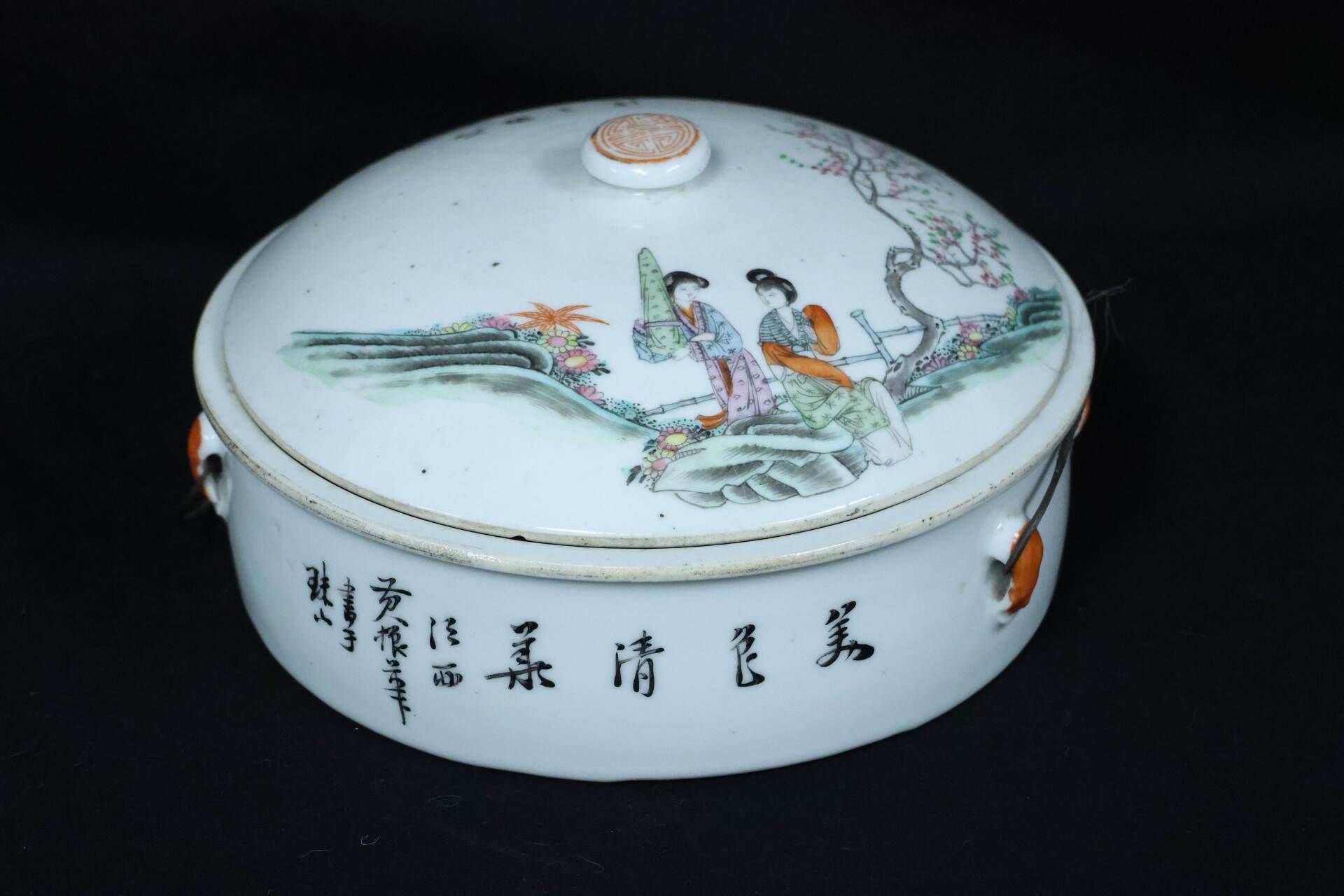 Null Soup tureen in polychrome porcelain with animated scenes in landscapes and &hellip;