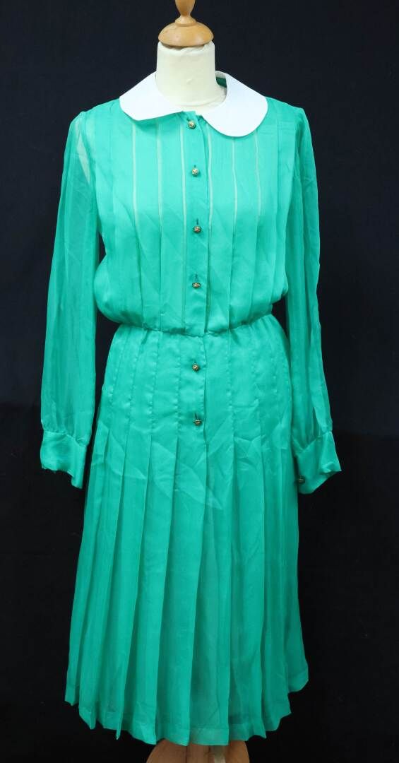 Null CHANEL Boutique Robe en mousseline de soie verte et col blanc. Années 1970.&hellip;