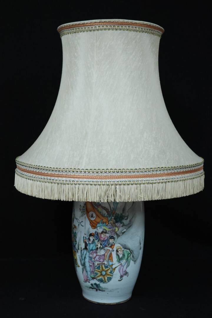 Null Vase en porcelaine polychrome à décor de scènes animées et calligraphies, m&hellip;