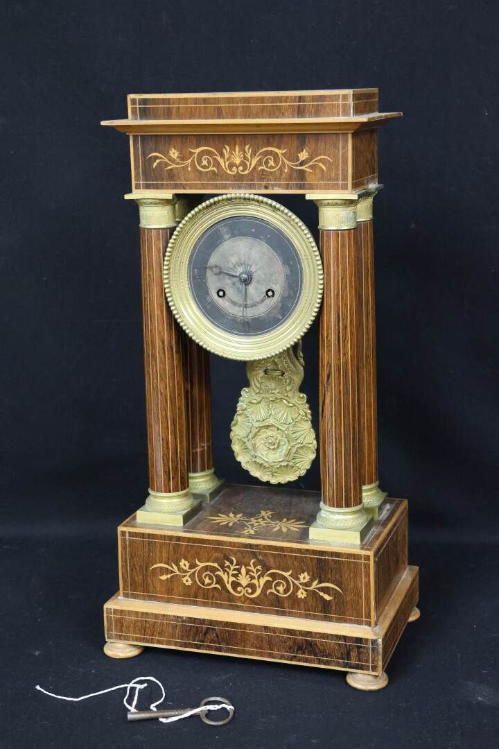 Null Portikus-Uhr mit Intarsien aus hellen Holzfilets auf geflammtem Walnussholz&hellip;