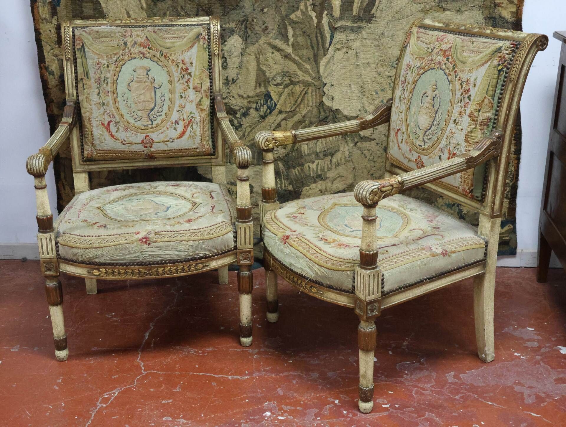 Null Ein Paar Sessel aus cremefarben lackiertem Holz mit vergoldeten Höhenlinien&hellip;