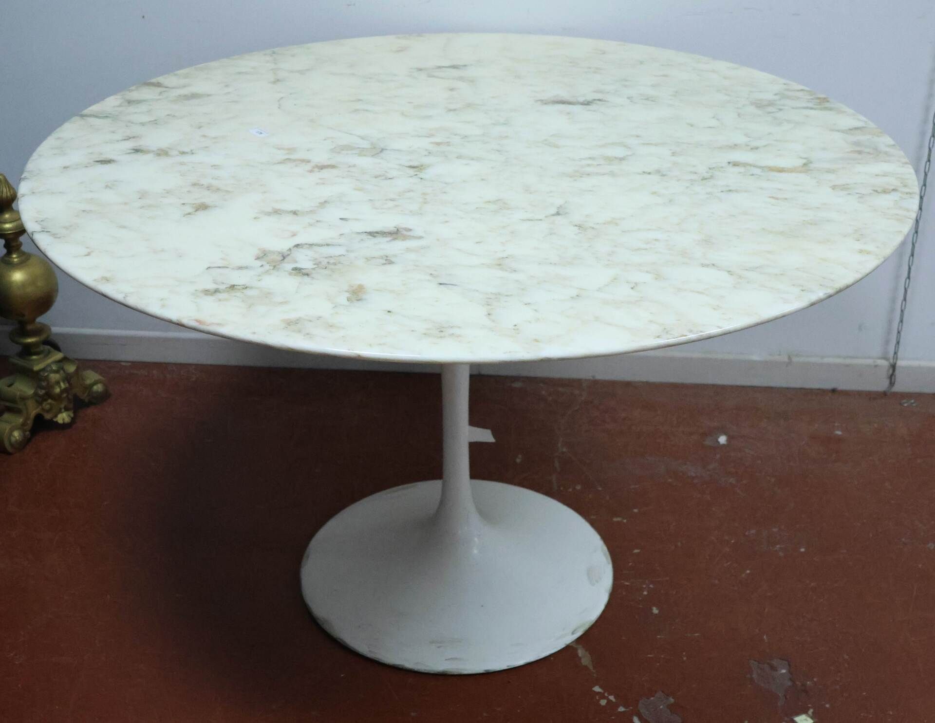 Null Eero SAARINEN (1910-1961) & KNOLL 郁金香餐桌，圆形大理石桌面，铸铝底座。高度：72 厘米 - 直径：120 厘米 事&hellip;