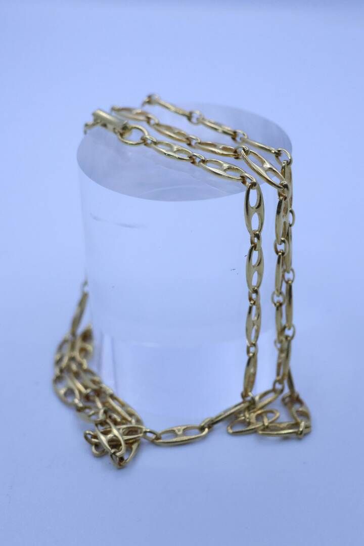 Null Collar largo en oro amarillo (18Kt) con eslabones alargados en forma de gra&hellip;