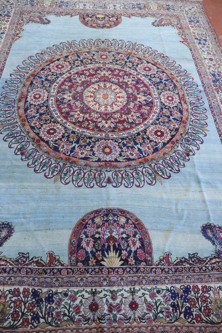 Null TEBRIZ. Iran. Important tapis en laine à fond bleu ciel centré d'une import&hellip;