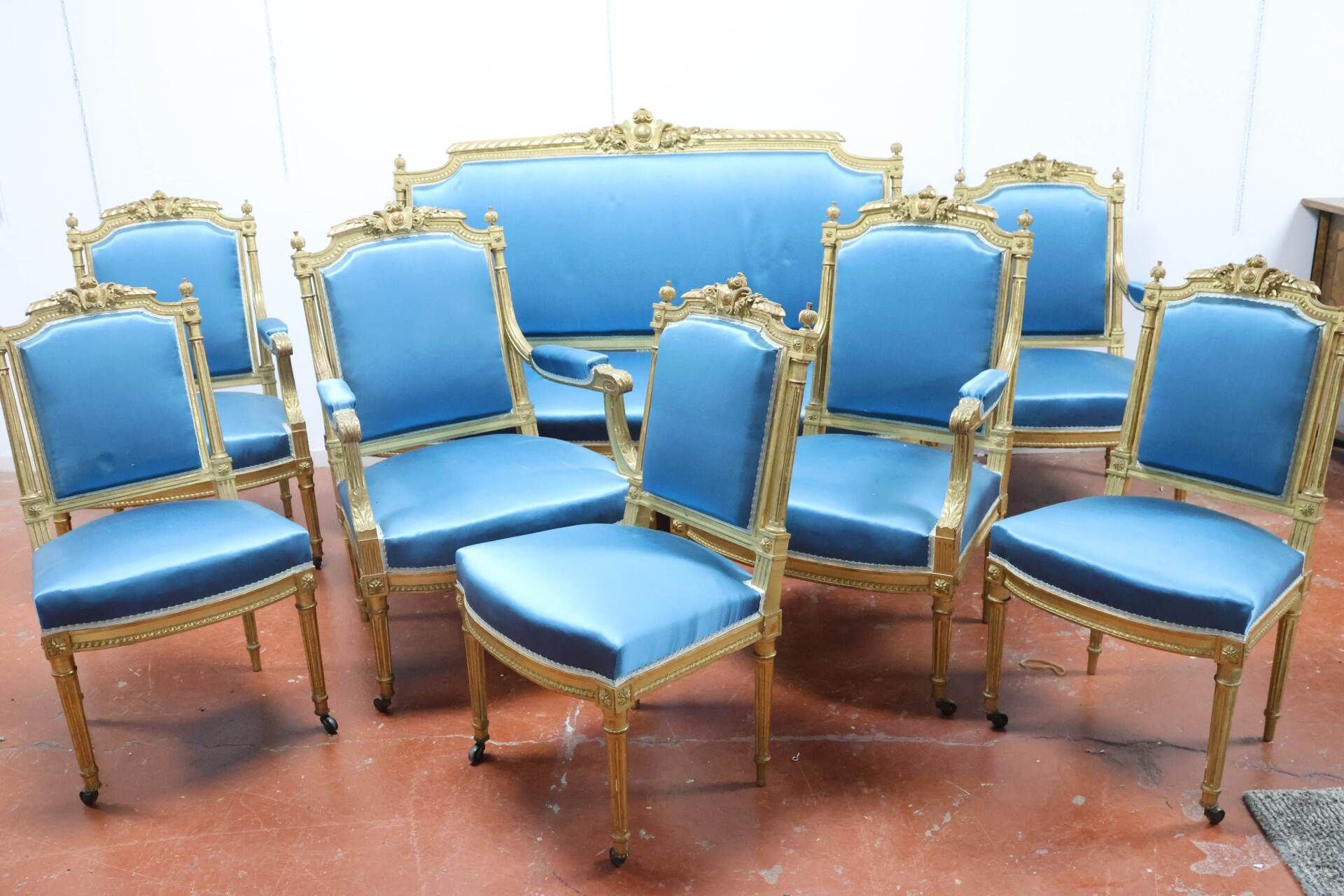 Null Salonmöbel, bestehend aus einem dreisitzigen Sofa, vier Sesseln und drei St&hellip;