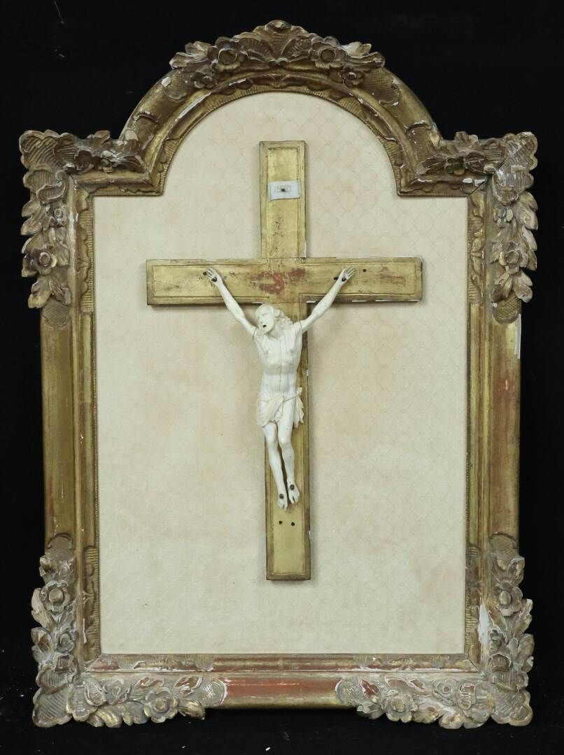 Null Crucifix avec Christ en ivoire sculpté, Tête inclinée vers l'épaule droite,&hellip;