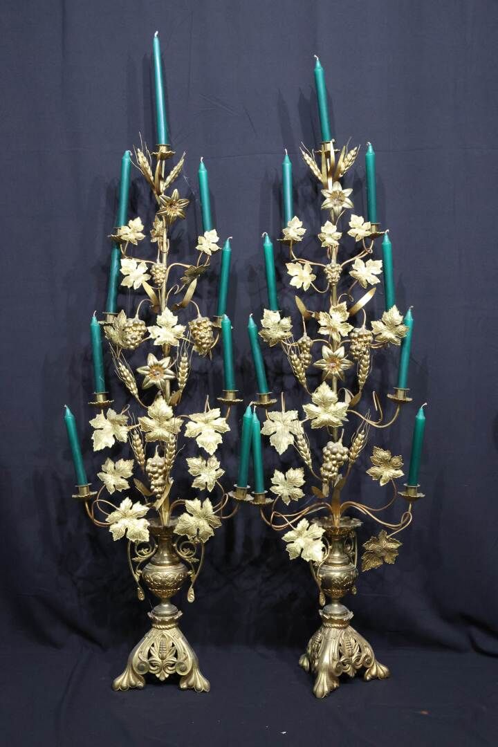 Null Importante paire de candélabres d'église en bronze et laiton doré. Lys et p&hellip;
