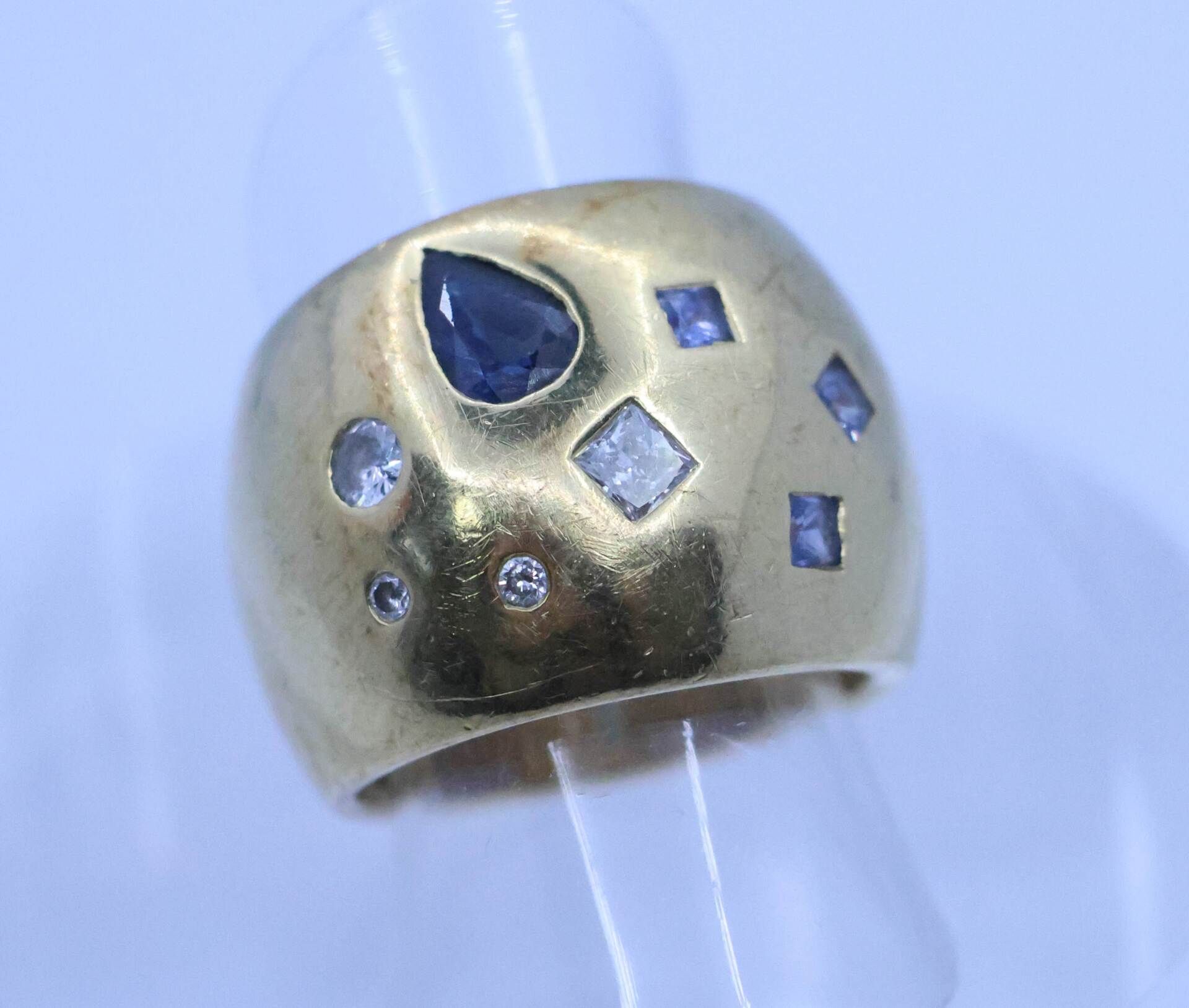 Null Grande anello in oro 750°/°° (18K) con 4 diamanti, di cui uno taglio prince&hellip;