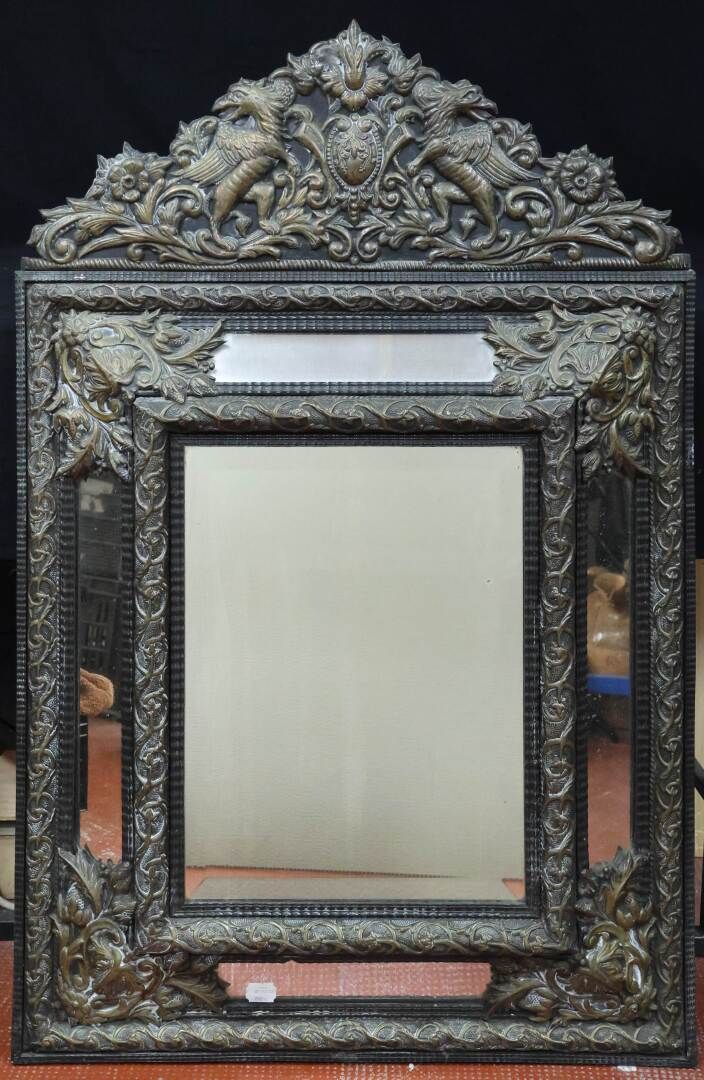 Null Miroir à fronton en cuivre repoussé et bois noirci, à parecloses, fronton c&hellip;