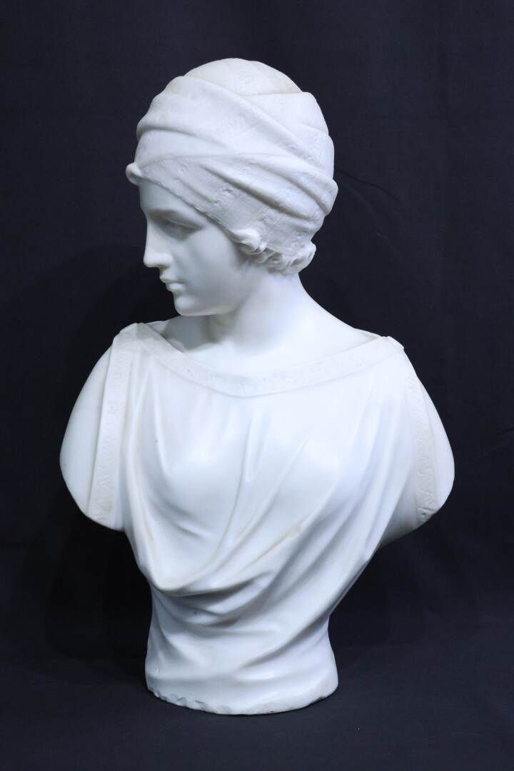 Null "Donna con turbante" Busto in marmo bianco scolpito intorno al 1925-1930. A&hellip;