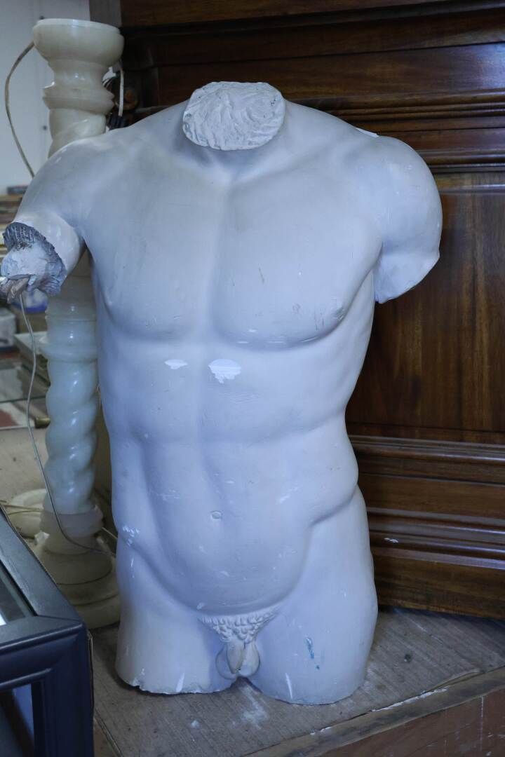 Null "Bust" Sculpted plaster. Height 81 cm Accidents ***** Bidding implies accep&hellip;