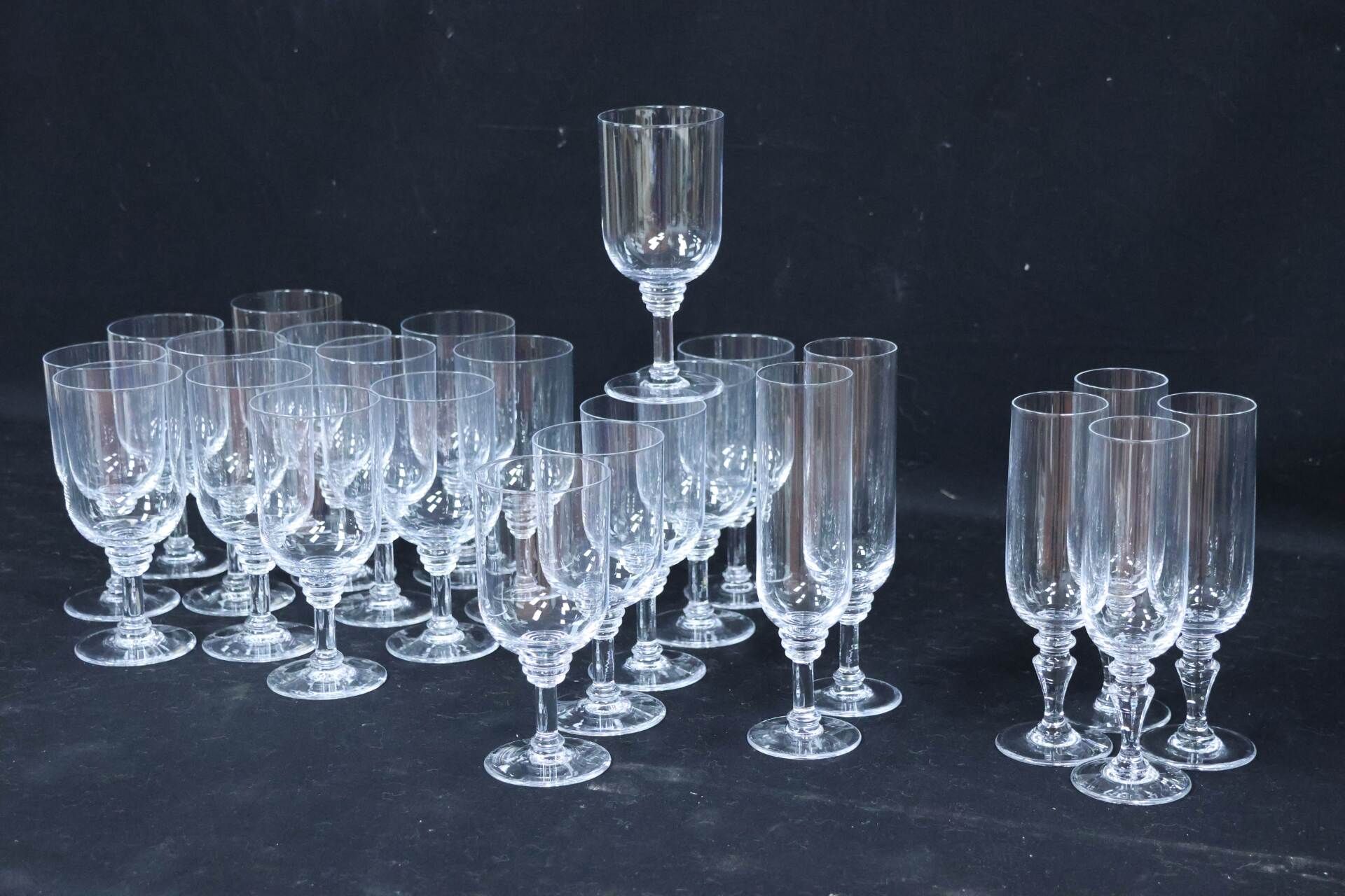 Null DAUM. Partie de service de verres à pied en cristal comprenant 8 verres 16 &hellip;