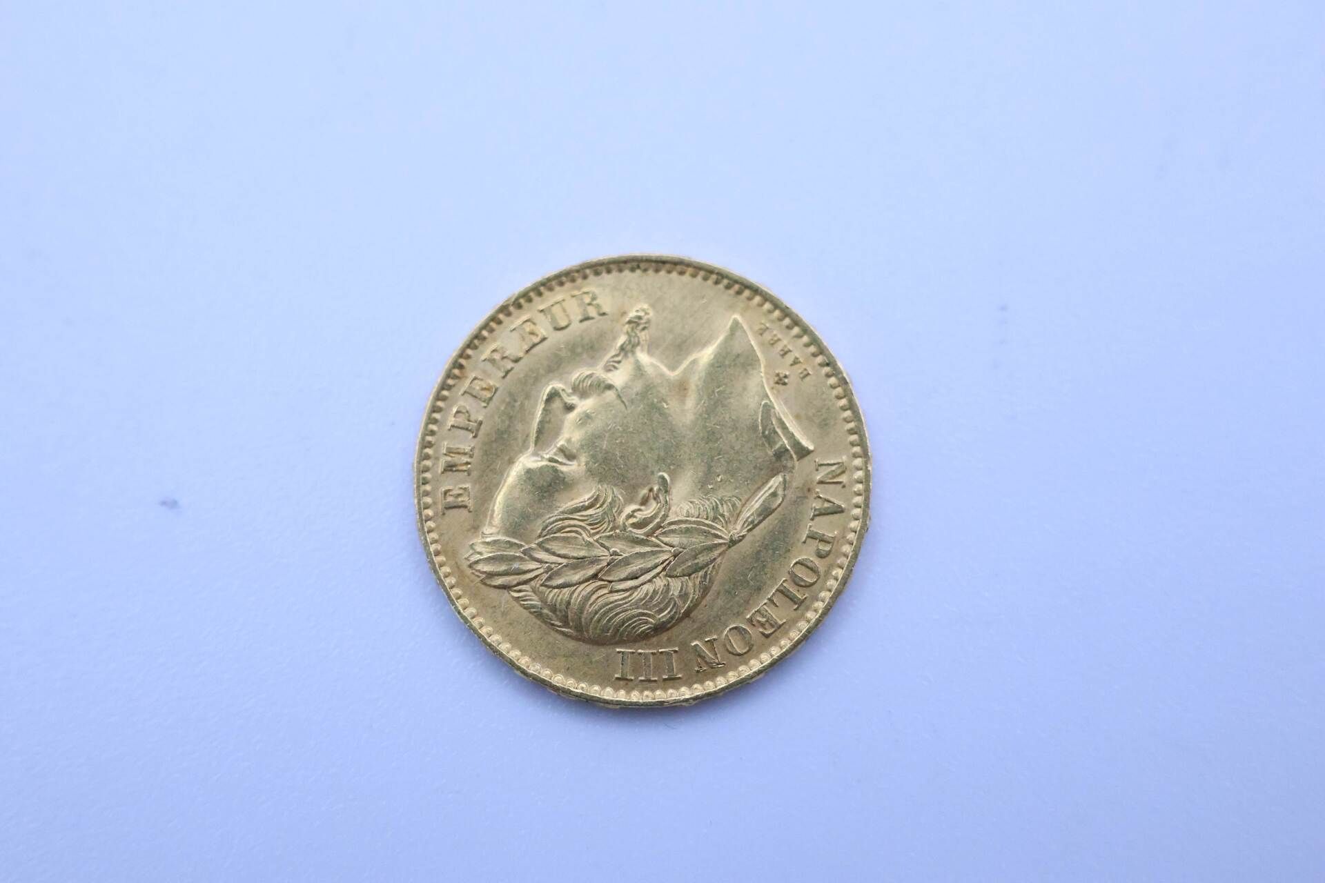 Null 20 frs 黄金硬币，拿破仑三世桂冠头像右侧。 1868 BB.重量：6.4 克 --- 指定销售 - 存于银行票据中 - 预约展览和交货时间 --&hellip;