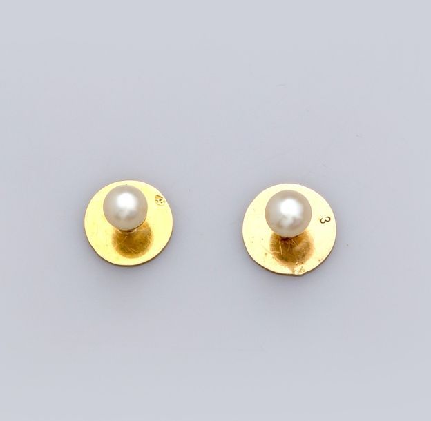   Paire de boutons de col en or jaune 750°/00 (18K), chacun est serti d'une peti&hellip;