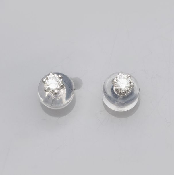   Paire de puces en or gris 750°/00 (18K), chacune est sertie d'un petit diamant&hellip;