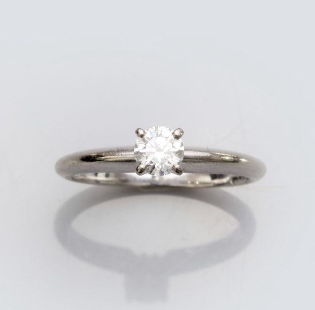   Bague solitaire en or gris 585°/00, sertie d'un diamant taille brillant de 0.2&hellip;