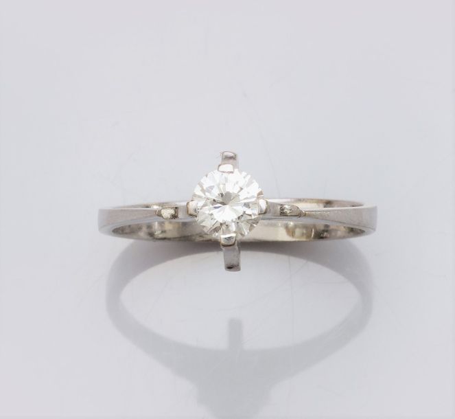   Bague solitaire en or gris 750°/00 (18K), sertie d'un diamant taille brillant &hellip;