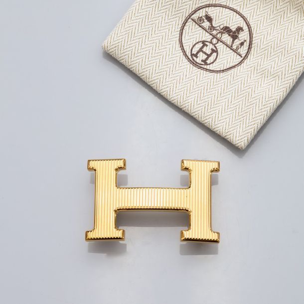 HERMES HERMES, boucle de ceinture Calandre dorée. Signée et numérotée. Pour cein&hellip;