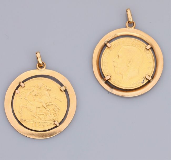   Deux pendentifs en or jaune 750°/00 (18K), chacun est serti d'un Souverain en &hellip;