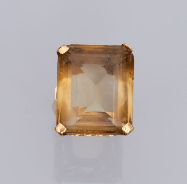   Bague en or jaune 750°/00 (18K), sertie d'un important quartz fumée rectangula&hellip;