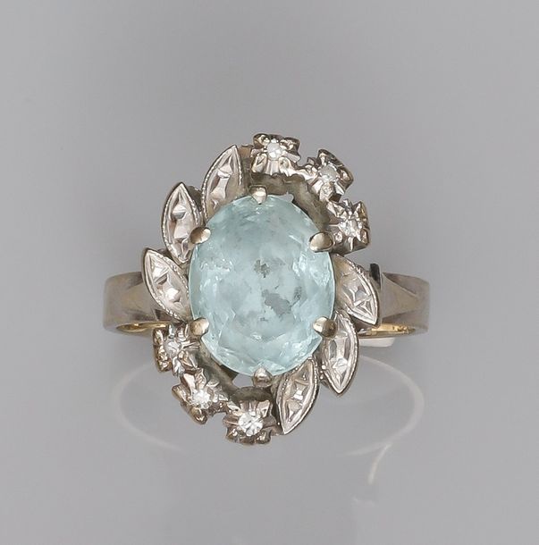   Ring in 750°/00 (18K) white gold, set with an oval aquamarine, surrounded by d&hellip;