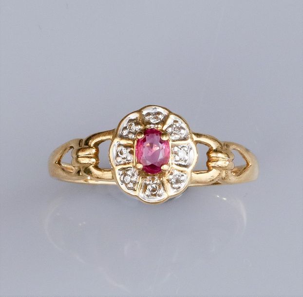   Petite bague en or deux tons 750°/00(18K), sertie d'un petit rubis ovale, ento&hellip;