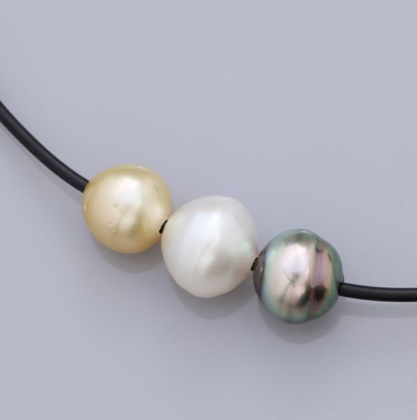   Collier formé d'un lien de caoutchouc noir serti de trois perles de culture de&hellip;