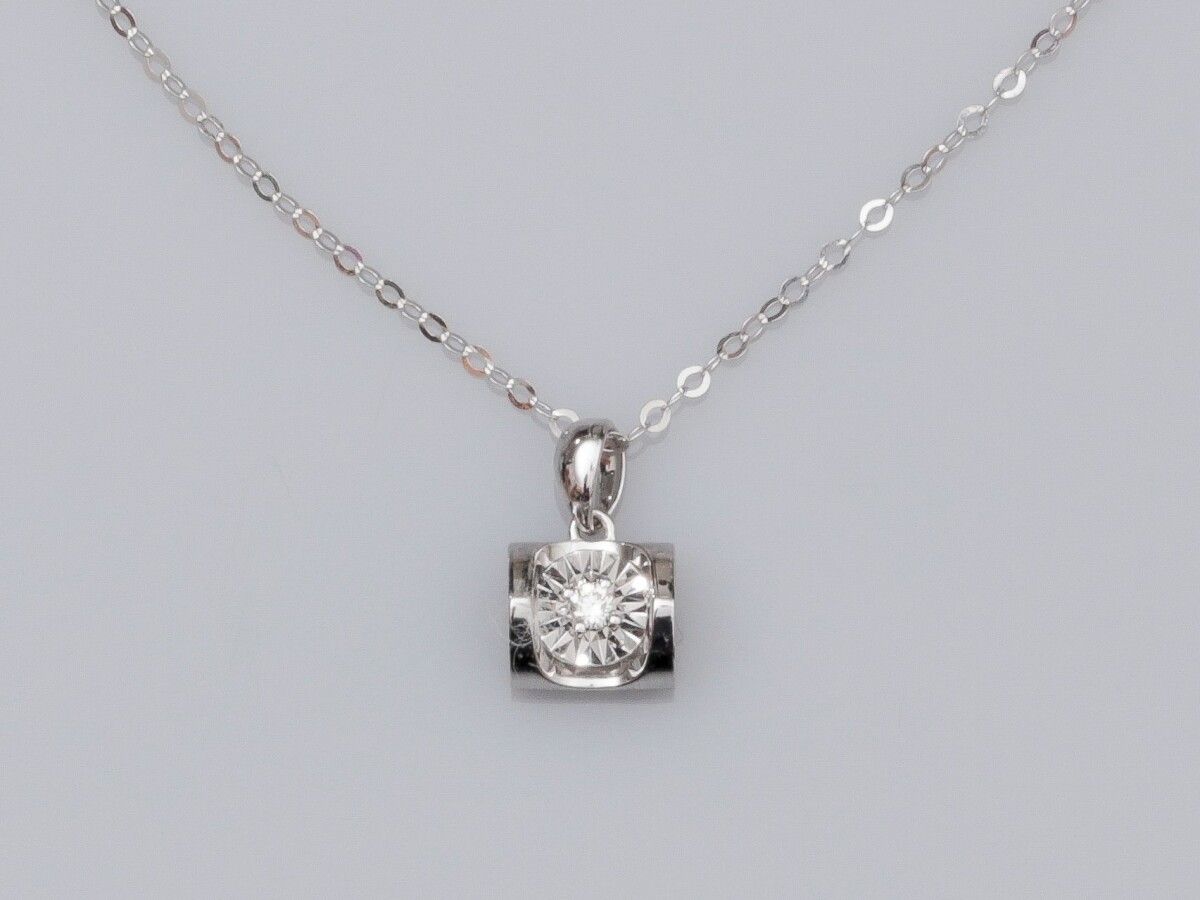 Null 18K白金链和18K白金吊坠，镶嵌一颗小钻石。1.1 g.长：40.5/45.5厘米。挂件高度：1.0厘米。鹰的头部冲。