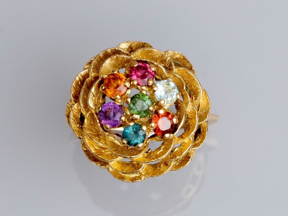 Null 750°/00 (18K)黄金镶嵌多色宝石的花环。约1950年。5克；TDD 48。宽度：16.9毫米。霍尔马克-夏朗松