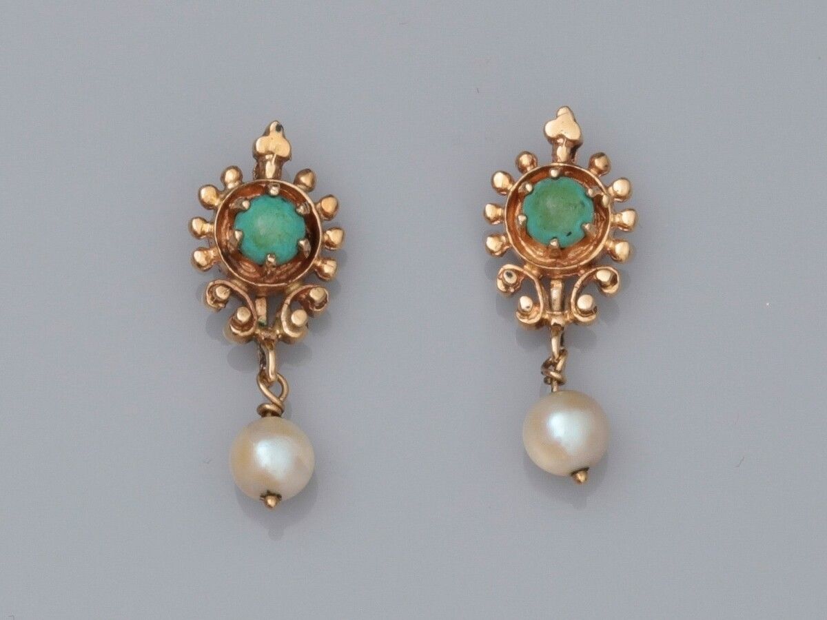 Null 一对585°/00黄金耳环，镶嵌绿松石和直径5/5.5毫米的小养殖珍珠。3.4 g.高：2.2厘米