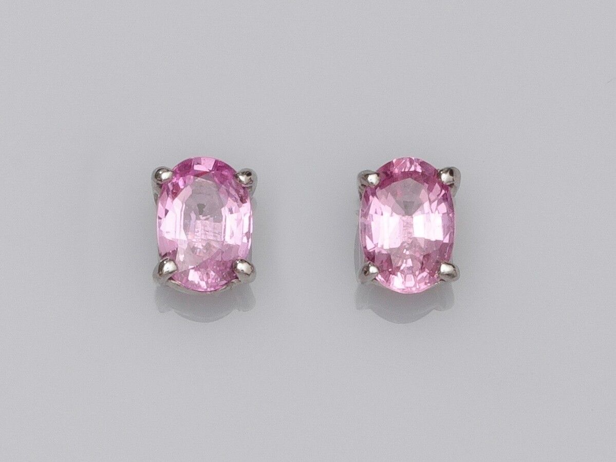 Null Pair of 750°/00 (18K) white gold chips each set with an oval pink sapphire &hellip;