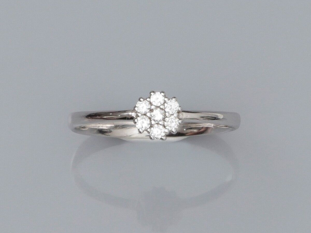 Null 750°/00 (18K)白金花环，镶嵌明亮式切割钻石。1.6克。TDD 54.宽度：5.6毫米