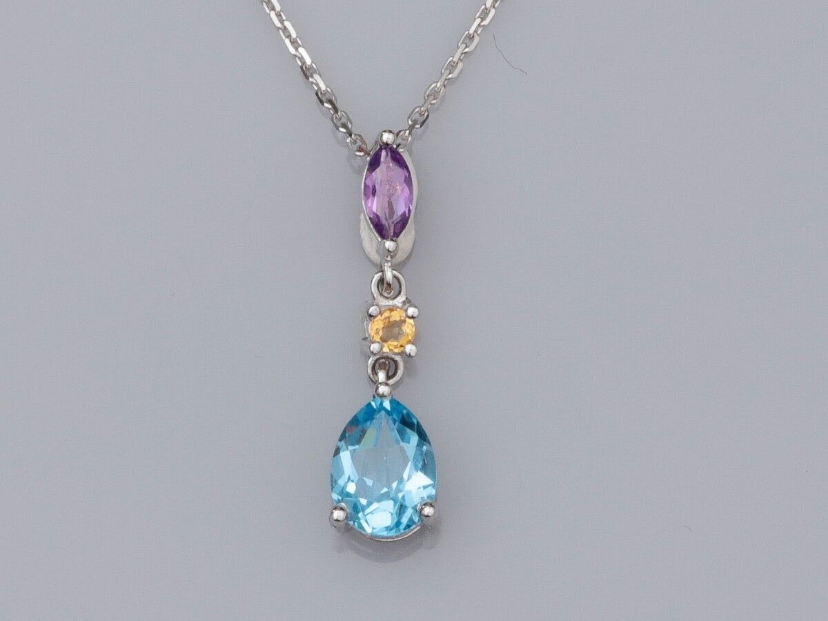 Null 18K white gold chain and 18K white gold pendant set with a pear cut blue to&hellip;
