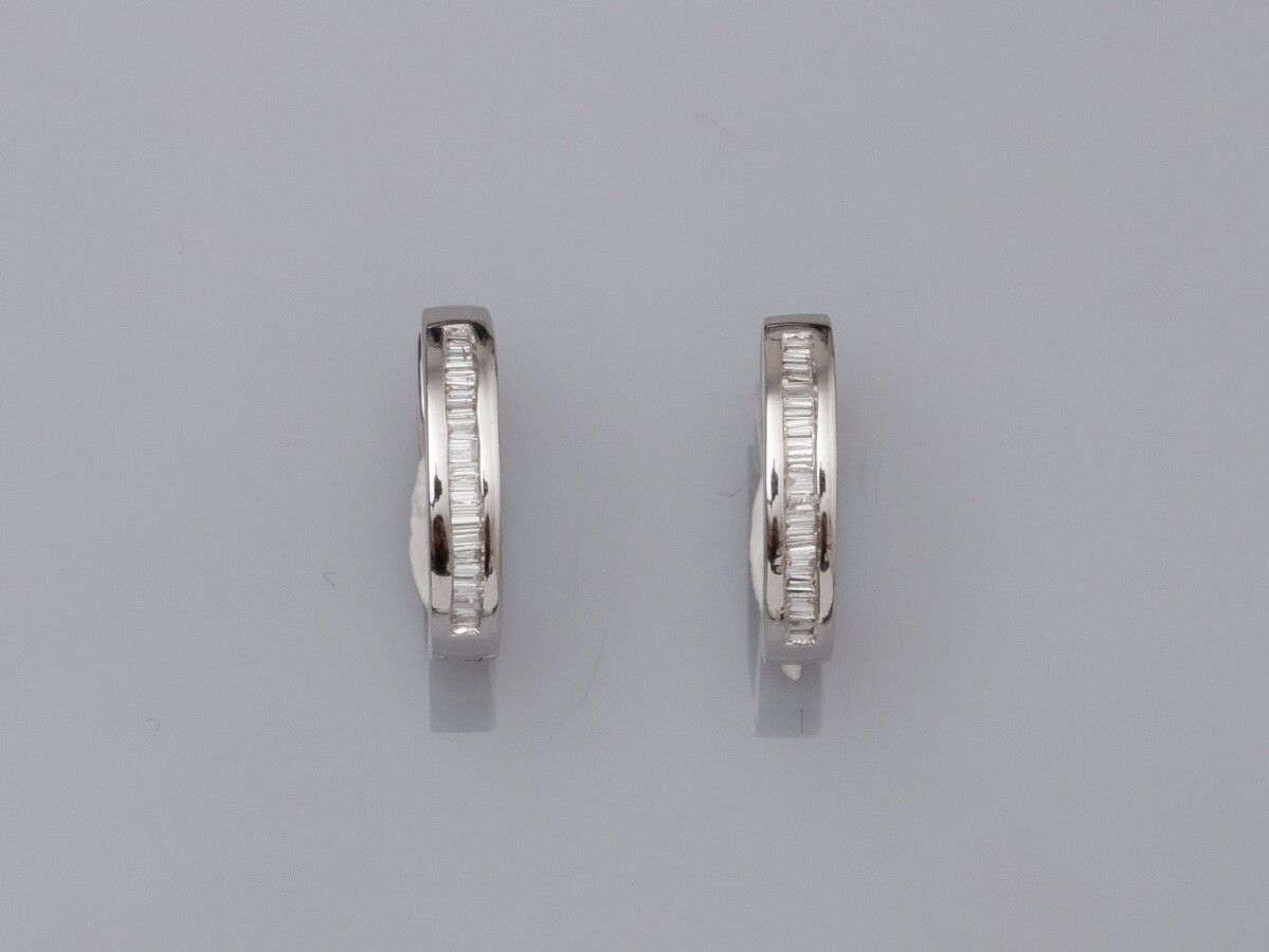 Null Pair of creoles in 18K white gold 750°/00, each set with a row of baguette-&hellip;