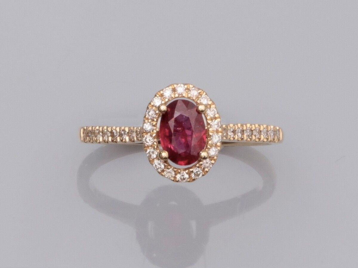 Null Ring in 750°/00 (18K) yellow gold, set with an oval ruby of about 0.50 ct, &hellip;