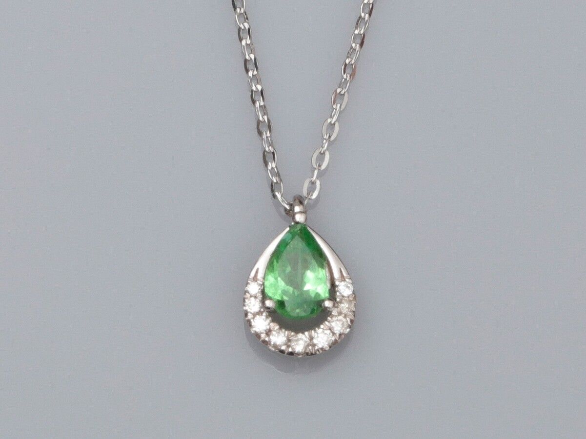 Null Necklace in 18K white gold 750°/00 (18K), set with a pear cut green garnet &hellip;