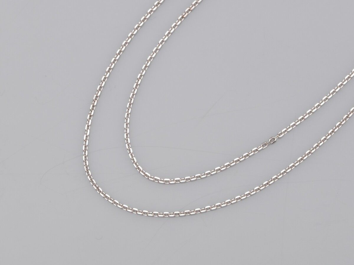 Null Necklace two rows of chain mail. Signed CHAUMET. 5.4 g. L: 38 to 42 cm