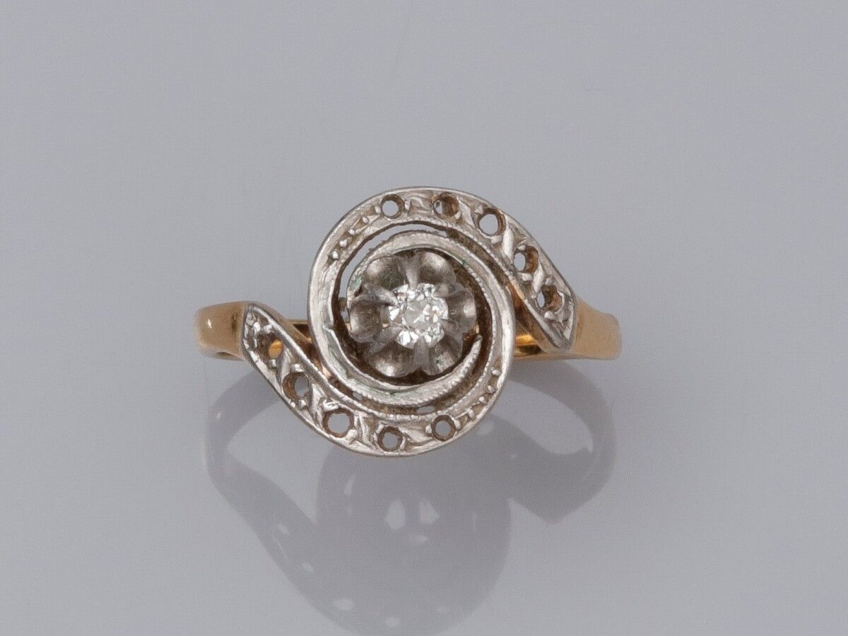 Null 双色750°/00(18K)金陀飞轮戒指，镶嵌一颗小型古董切割钻石，缺少周围的宝石。1900年左右，3克。TDD 50。宽度11.7毫米