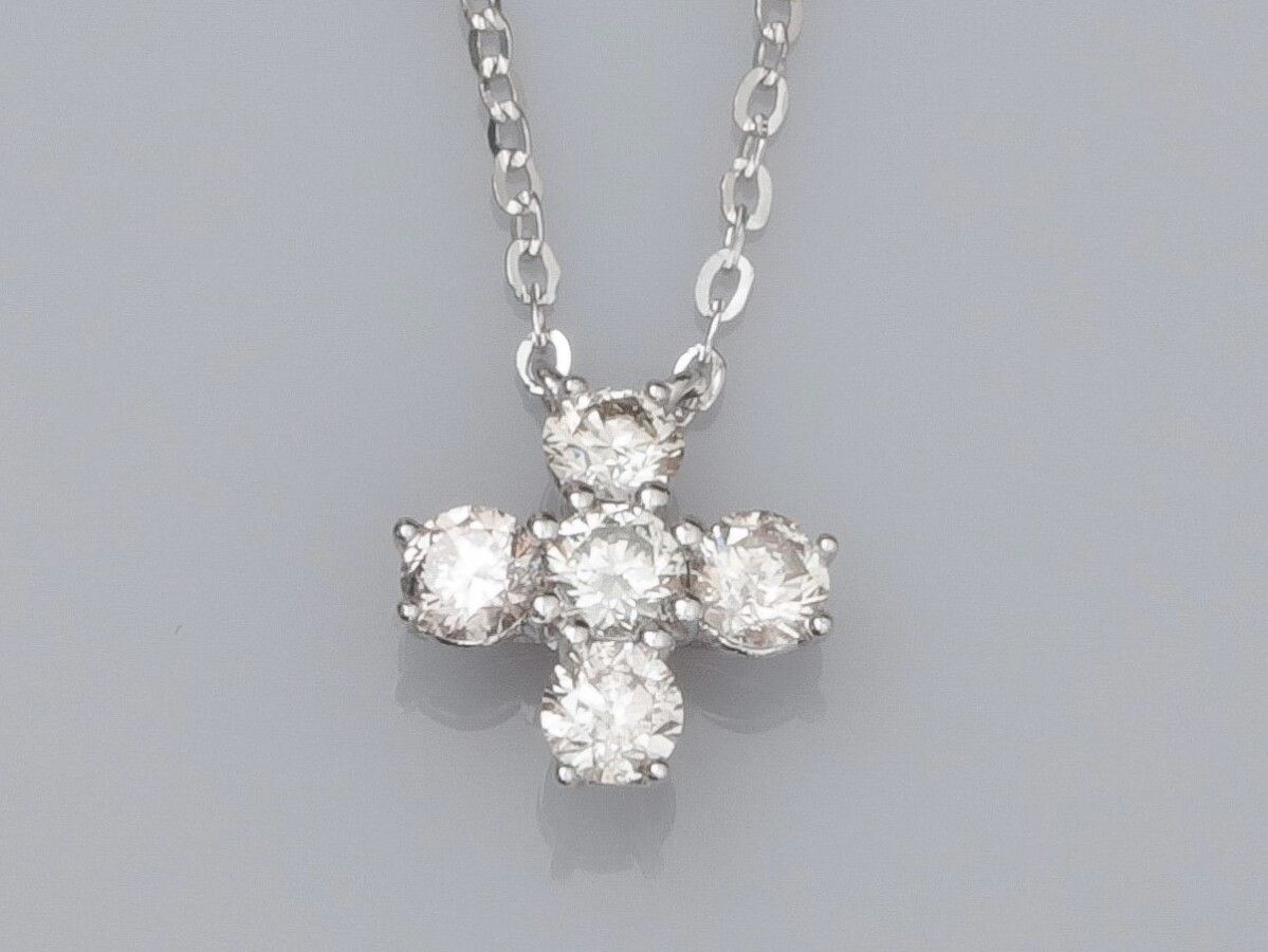 Null 750°/00 (18K)白金项链，镶嵌小型明亮式切割钻石的小十字架。长：38至43厘米；中心高：9.5毫米。鹰头拳