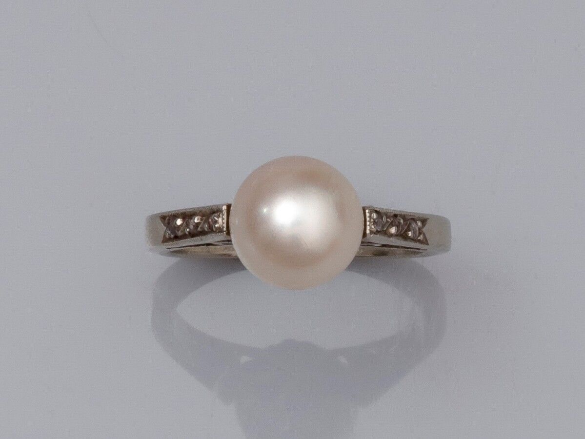 Null 750°/00 (18K)白金戒指，镶嵌一颗直径7.5/8毫米的养殖珍珠，肩部镶嵌小型玫瑰式切割钻石。TDD 49.鹰头拳