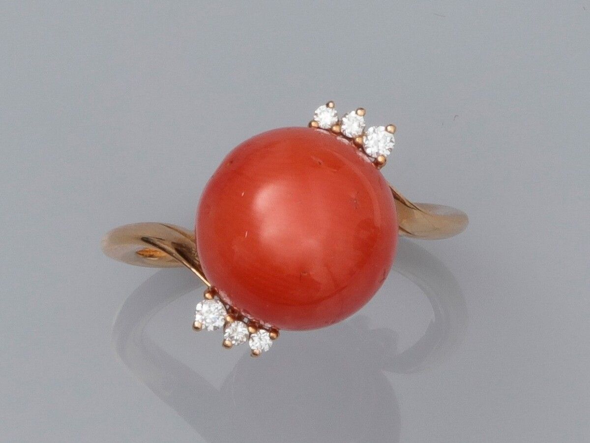 Null 750°/00 (18K)玫瑰金戒指，镶嵌一颗圆形凸圆形红珊瑚和明亮式切割钻石。TDD 55.宽度：14毫米