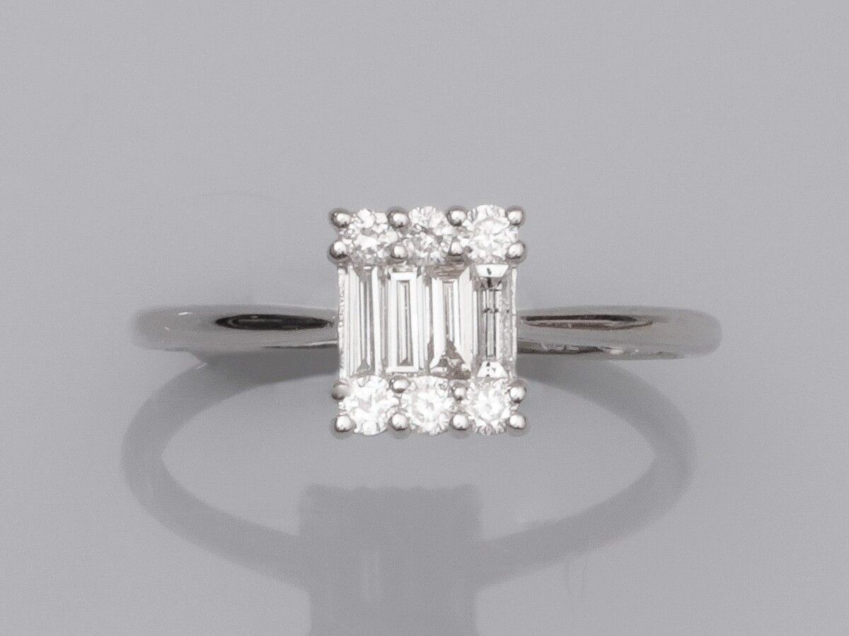 Null 750°/00 (18K)白金矩形戒指，镶嵌明亮式切割钻石和长方形钻石。1.7 g.TDD 53.长度：7.3毫米。 鹰头拳